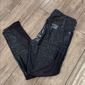 EUC Womens Under Armour Camo compression heat gear Leggings size Large Gray